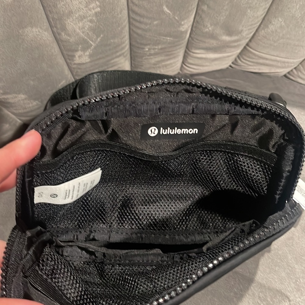 Lululemon Black Everywhere Belt Bag 1L - Picture 8 of 10